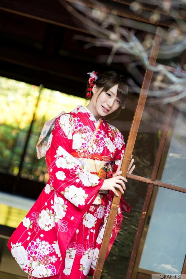    铃村爱里Airi Suzumura和服写真：古韵神社与木质长廊下的清纯温婉之美第17张图片