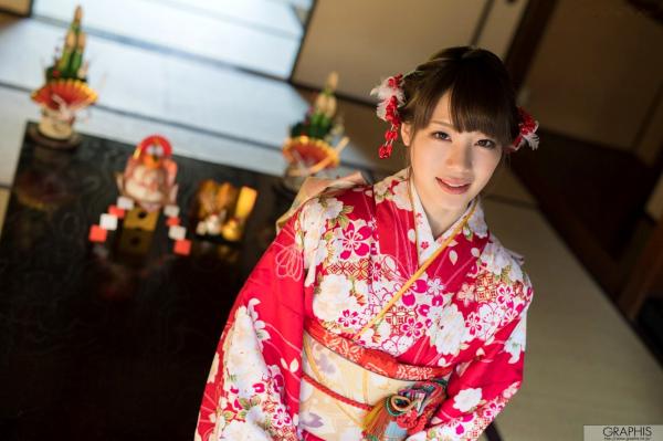    铃村爱里Airi Suzumura和服写真：古韵神社与木质长廊下的清纯温婉之美第18张图片