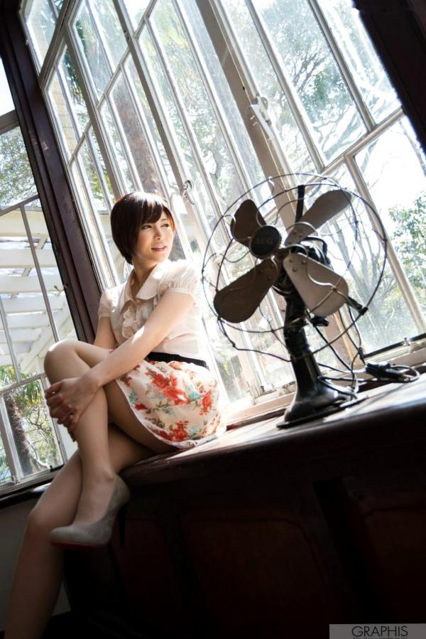    Graphis_里美ゆりあ《Pussy Cat》写真集：清纯短发演绎优雅魅力，捕捉自然光影下的极致诱惑，日系写真精选[31P]第8张图片