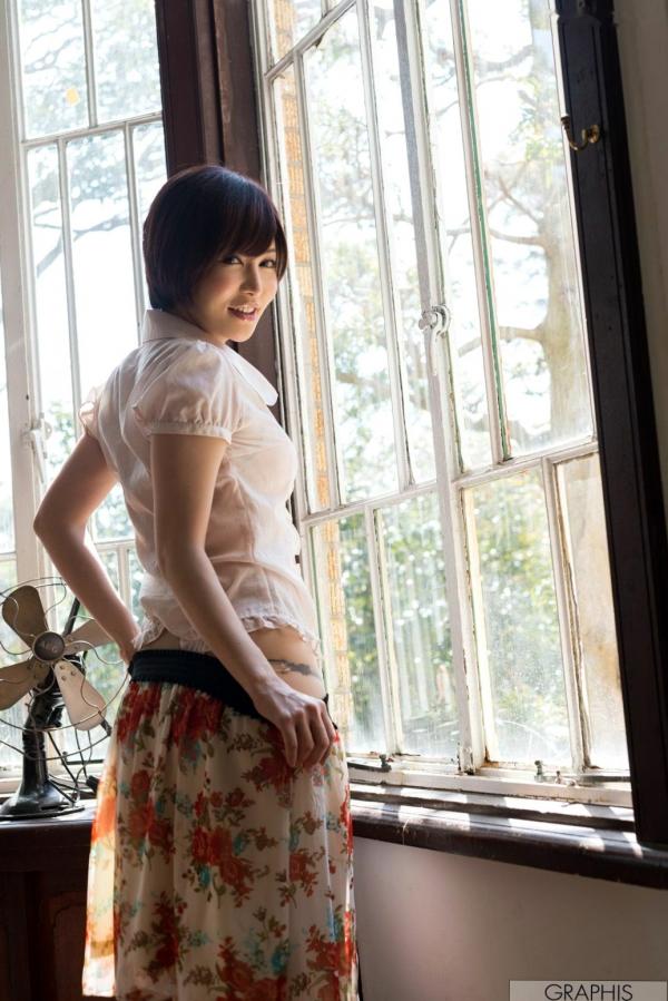    Graphis_里美ゆりあ《Pussy Cat》写真集：清纯短发演绎优雅魅力，捕捉自然光影下的极致诱惑，日系写真精选[31P]第10张图片