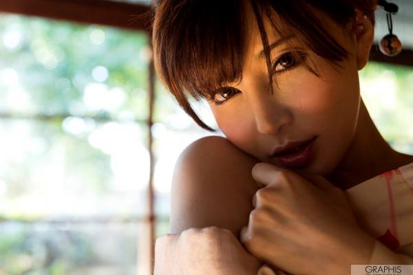    Graphis_里美ゆりあ《Pussy Cat》写真集：清纯短发演绎优雅魅力，捕捉自然光影下的极致诱惑，日系写真精选[31P]第28张图片