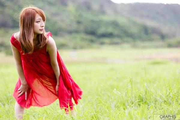    Graphis 望月かのん 首次户外写真集 清新海滩与草原少女感治愈系写真第10张图片