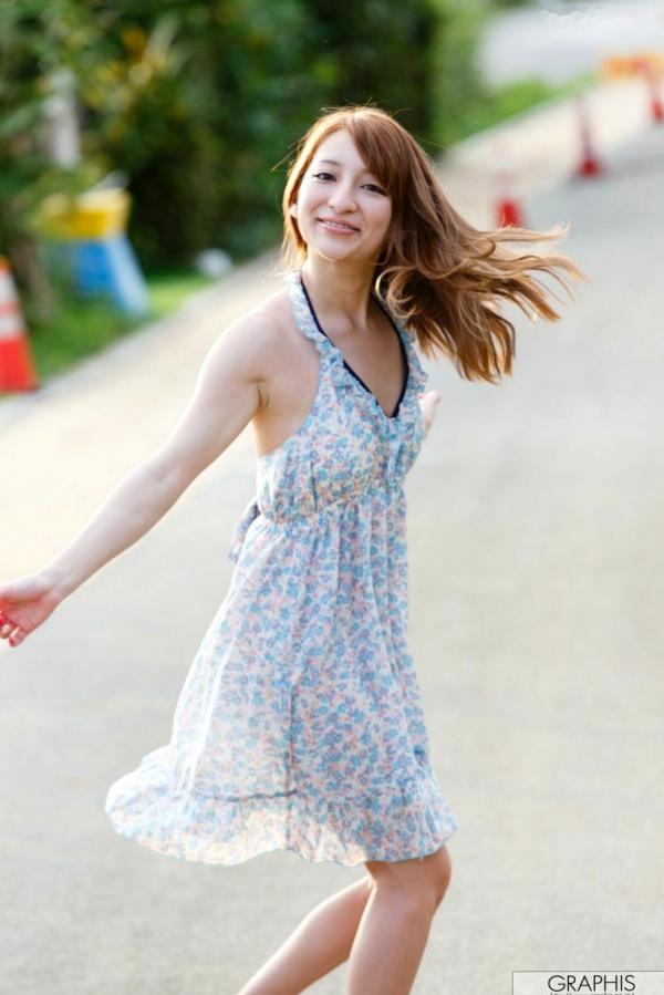    Graphis 望月かのん 首次户外写真集 清新海滩与草原少女感治愈系写真第19张图片