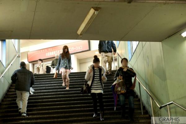    Graphis写真集：瑠川リ纳《Love Day》清纯街拍与室内私房美照，尽显日本尤物灵动身姿第33张图片