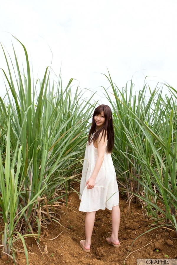    Graphis叶山芽衣写真：清新少女演绎沙滩比基尼与田园碎花裙魅力，极致甜美与性感诱惑第1张图片