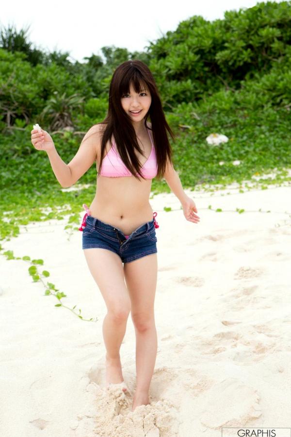    Graphis叶山芽衣写真：清新少女演绎沙滩比基尼与田园碎花裙魅力，极致甜美与性感诱惑第8张图片