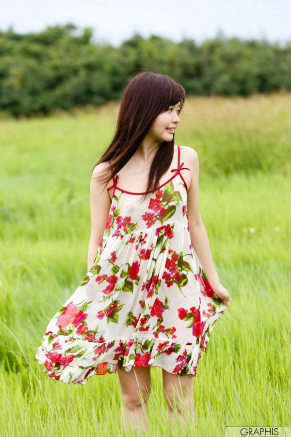    Graphis叶山芽衣写真：清新少女演绎沙滩比基尼与田园碎花裙魅力，极致甜美与性感诱惑第27张图片