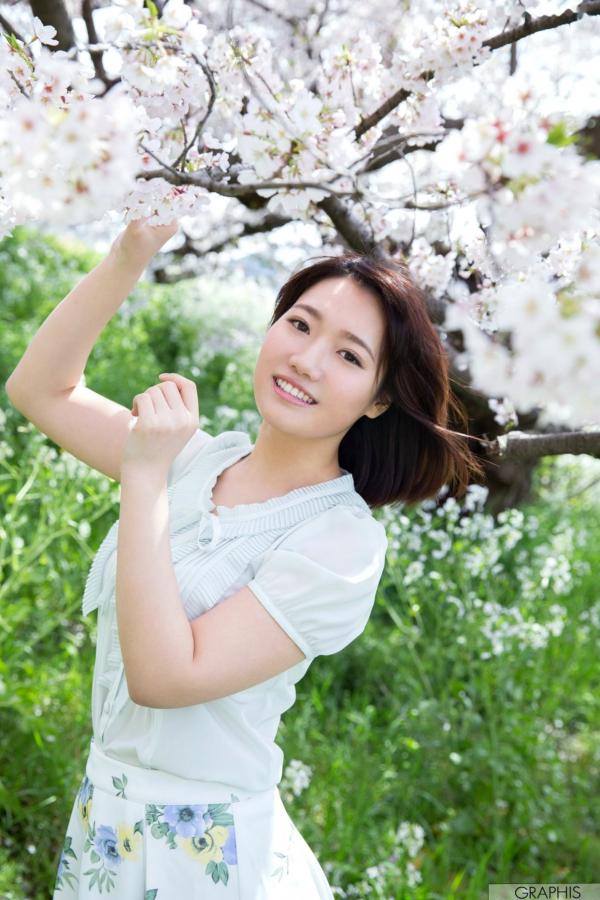    Graphis 菊川みつ葉（菊川三叶）『Fresh seedlings』高清写真集：日系短发清纯可人，户外樱花树下与室内私房居家唯美特写第3张图片