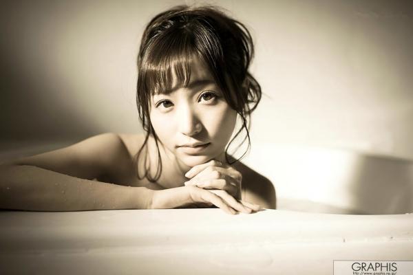    天使もえ(Moe Amatsuka)Graphis写真：私密浴室与卧室的清纯与诱惑居家影像第3张图片