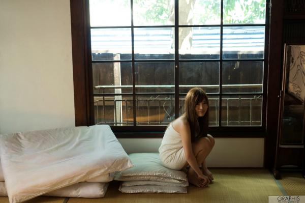    Graphis榊梨々亜写真集《Be shy》清纯印花裙美少女户外室内私房美图[50P]第28张图片