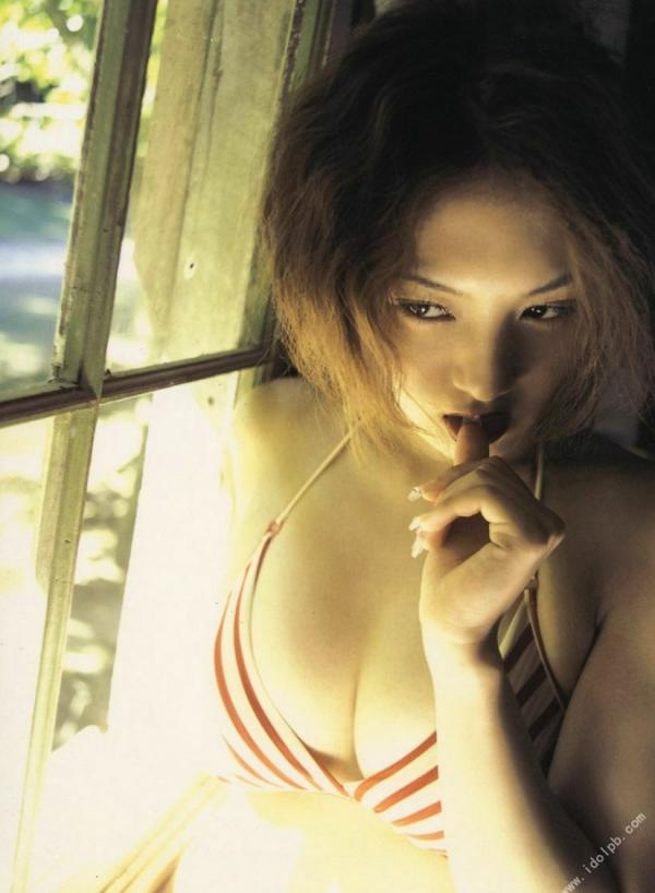    PB写真集 相乐的里子《on／off》：野性比基尼与私房性感美拍，冷艳御姐风情展现第2张图片