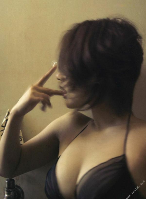    PB写真集 相乐的里子《on／off》：野性比基尼与私房性感美拍，冷艳御姐风情展现第35张图片