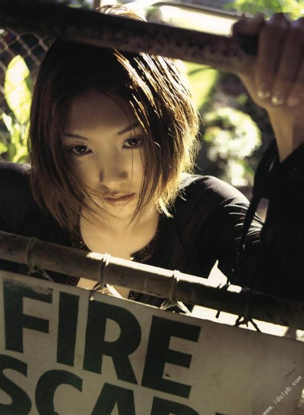    PB写真集 相乐的里子《on／off》：野性比基尼与私房性感美拍，冷艳御姐风情展现第45张图片
