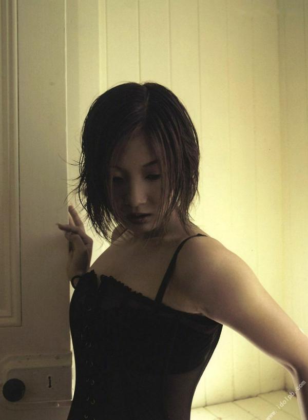    PB写真集 相乐的里子《on／off》：野性比基尼与私房性感美拍，冷艳御姐风情展现第70张图片