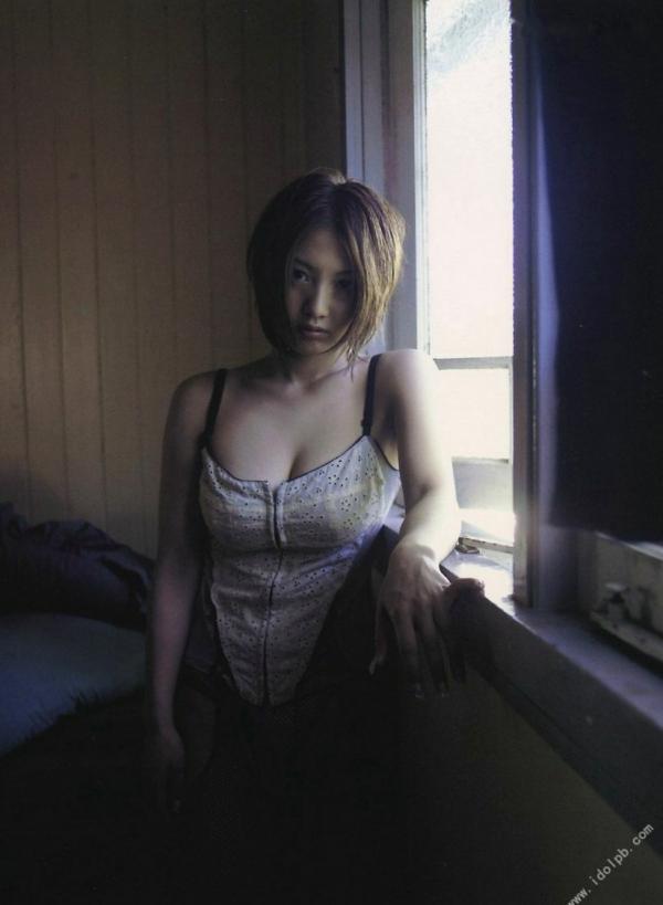    PB写真集 相乐的里子《on／off》：野性比基尼与私房性感美拍，冷艳御姐风情展现第97张图片
