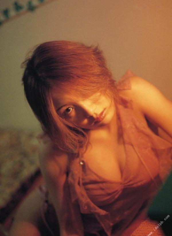    PB写真集 相乐的里子《on／off》：野性比基尼与私房性感美拍，冷艳御姐风情展现第98张图片