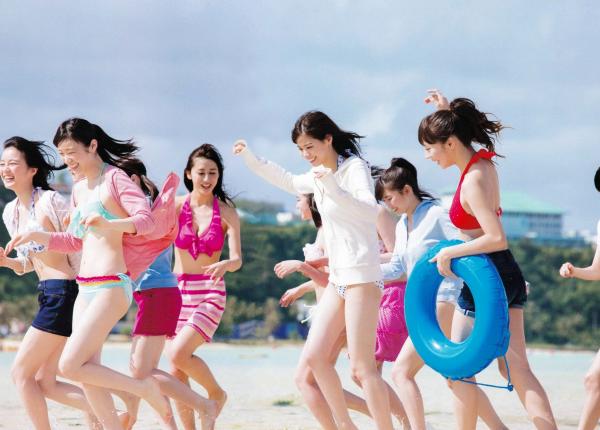    乃木坂46写真集《1时间遅れのI love you》海边度假比基尼清纯少女青春偶像写真第64张图片