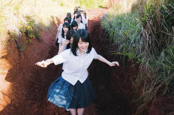   乃木坂46写真集《1时间遅れのI love you》海边度假比基尼清纯少女青春偶像写真第118张图片