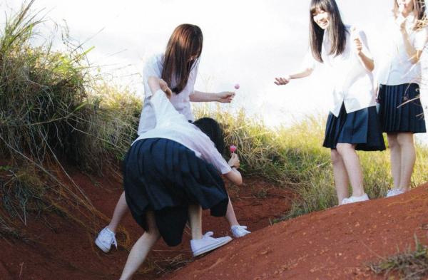    乃木坂46写真集《1时间遅れのI love you》海边度假比基尼清纯少女青春偶像写真第119张图片