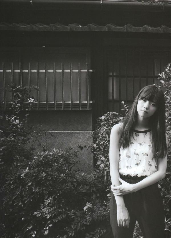    西野七濑《普段着》写真集：清纯少女海滩比基尼与文艺街拍，记录甜美治愈的日常瞬间第2张图片