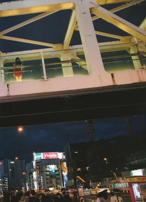    西野七濑《普段着》写真集：清纯少女海滩比基尼与文艺街拍，记录甜美治愈的日常瞬间第8张图片