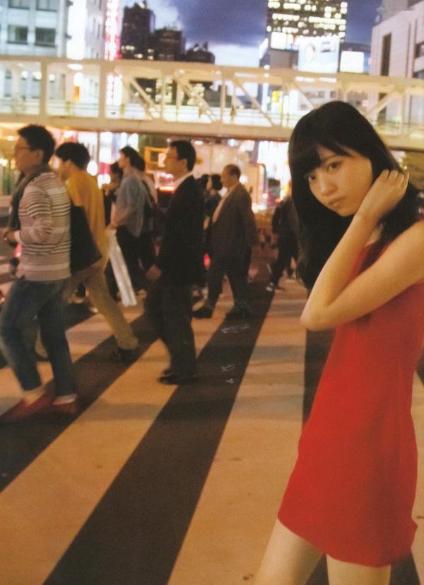    西野七濑《普段着》写真集：清纯少女海滩比基尼与文艺街拍，记录甜美治愈的日常瞬间第9张图片