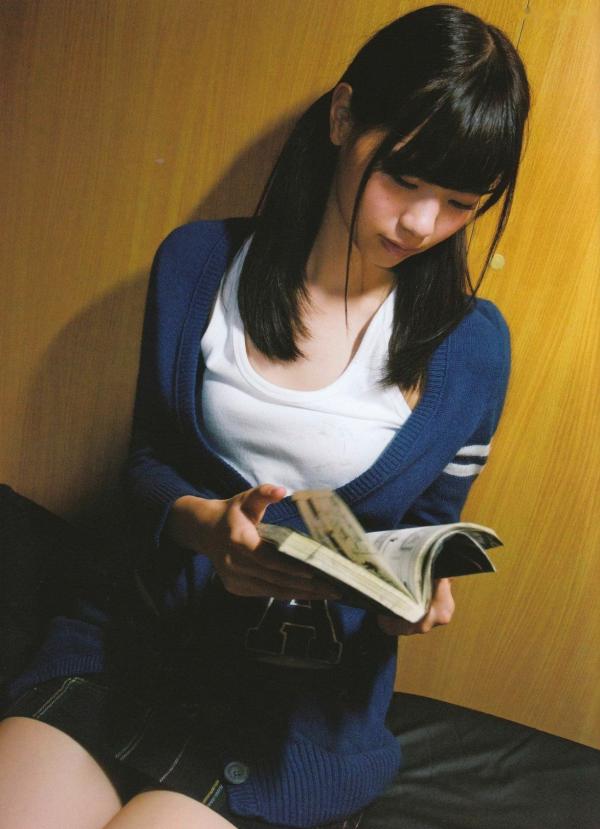    西野七濑《普段着》写真集：清纯少女海滩比基尼与文艺街拍，记录甜美治愈的日常瞬间第11张图片