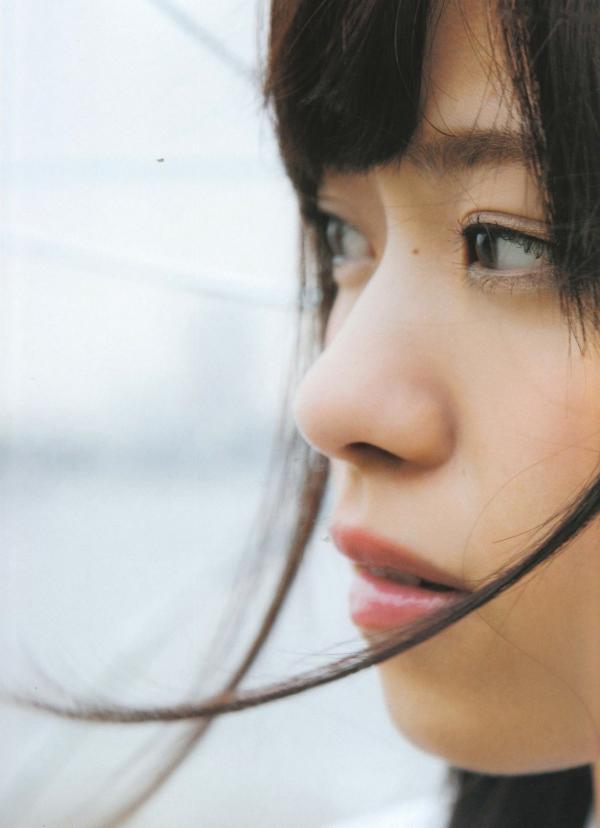    西野七濑《普段着》写真集：清纯少女海滩比基尼与文艺街拍，记录甜美治愈的日常瞬间第18张图片