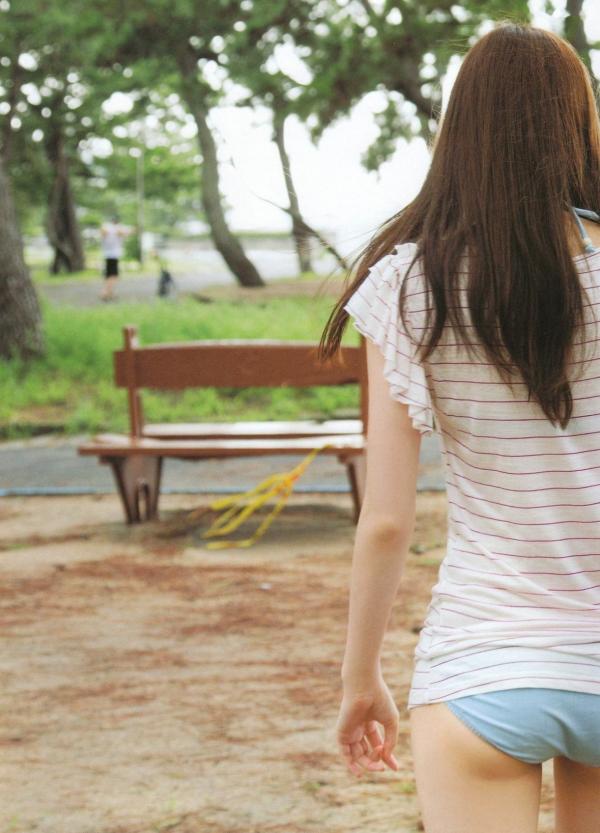    西野七濑《普段着》写真集：清纯少女海滩比基尼与文艺街拍，记录甜美治愈的日常瞬间第27张图片