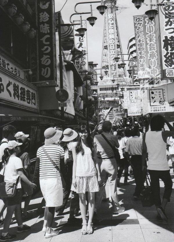    西野七濑《普段着》写真集：清纯少女海滩比基尼与文艺街拍，记录甜美治愈的日常瞬间第34张图片