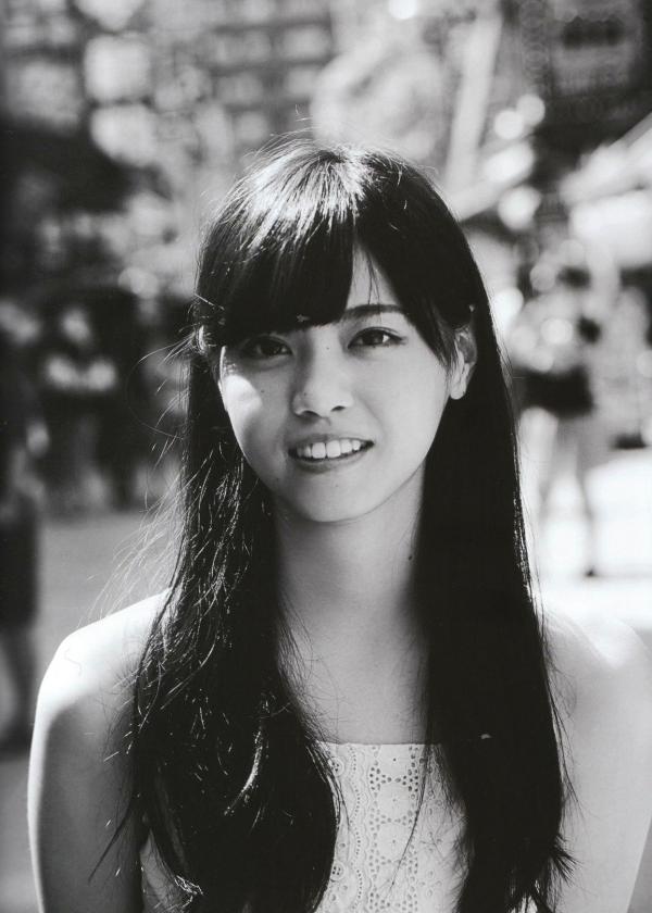    西野七濑《普段着》写真集：清纯少女海滩比基尼与文艺街拍，记录甜美治愈的日常瞬间第35张图片
