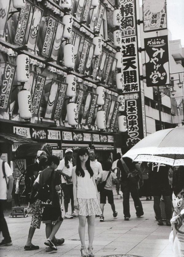    西野七濑《普段着》写真集：清纯少女海滩比基尼与文艺街拍，记录甜美治愈的日常瞬间第37张图片