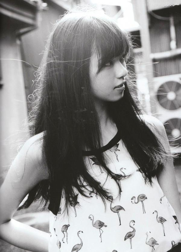    西野七濑《普段着》写真集：清纯少女海滩比基尼与文艺街拍，记录甜美治愈的日常瞬间第48张图片
