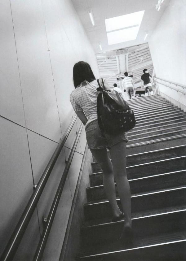    西野七濑《普段着》写真集：清纯少女海滩比基尼与文艺街拍，记录甜美治愈的日常瞬间第49张图片