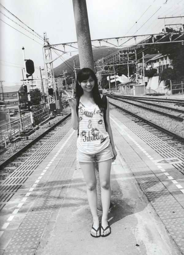    西野七濑《普段着》写真集：清纯少女海滩比基尼与文艺街拍，记录甜美治愈的日常瞬间第52张图片