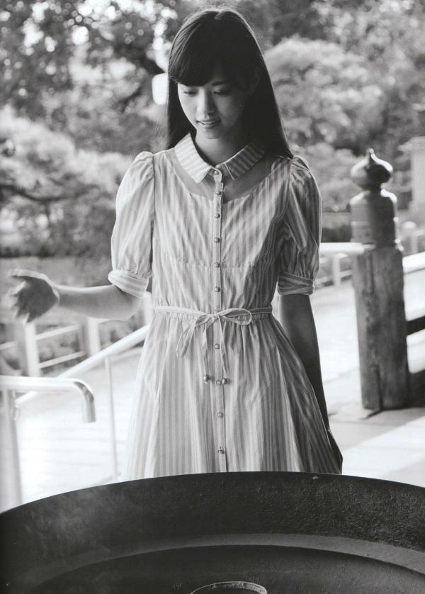    西野七濑《普段着》写真集：清纯少女海滩比基尼与文艺街拍，记录甜美治愈的日常瞬间第55张图片