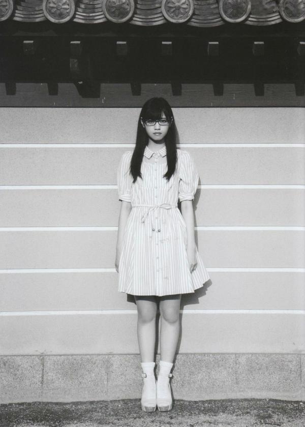    西野七濑《普段着》写真集：清纯少女海滩比基尼与文艺街拍，记录甜美治愈的日常瞬间第58张图片