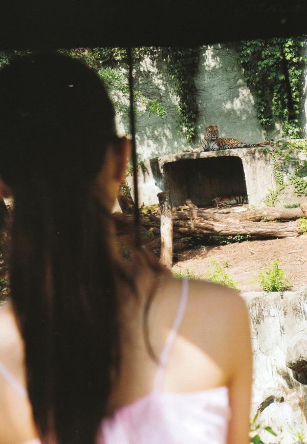    西野七濑《普段着》写真集：清纯少女海滩比基尼与文艺街拍，记录甜美治愈的日常瞬间第62张图片