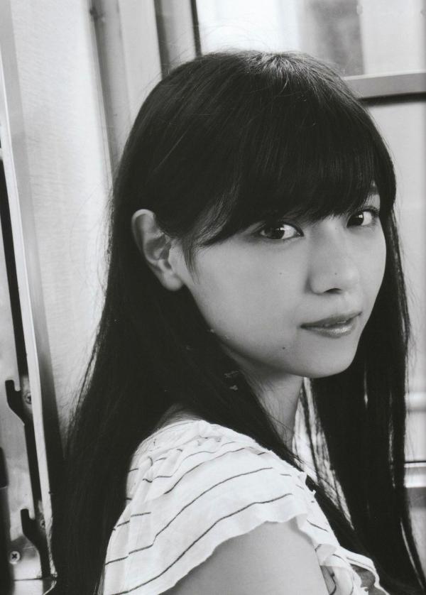    西野七濑《普段着》写真集：清纯少女海滩比基尼与文艺街拍，记录甜美治愈的日常瞬间第71张图片