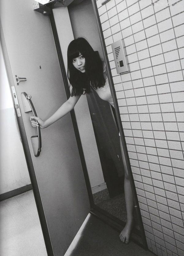    西野七濑《普段着》写真集：清纯少女海滩比基尼与文艺街拍，记录甜美治愈的日常瞬间第72张图片