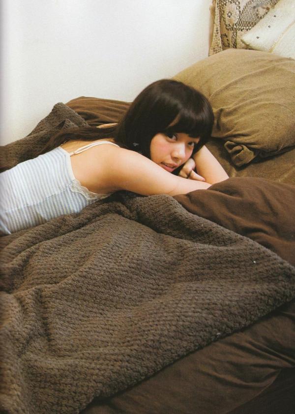    西野七濑《普段着》写真集：清纯少女海滩比基尼与文艺街拍，记录甜美治愈的日常瞬间第77张图片