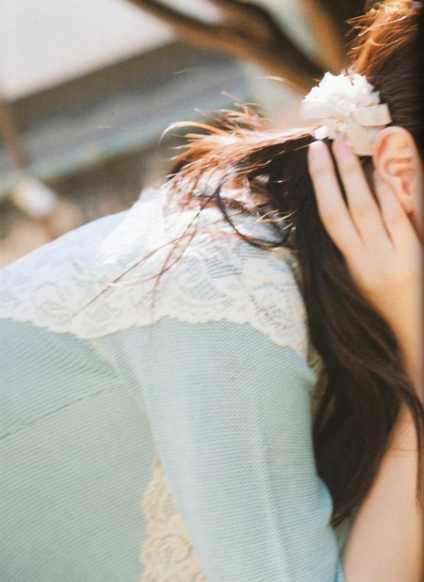    西野七濑《普段着》写真集：清纯少女海滩比基尼与文艺街拍，记录甜美治愈的日常瞬间第80张图片