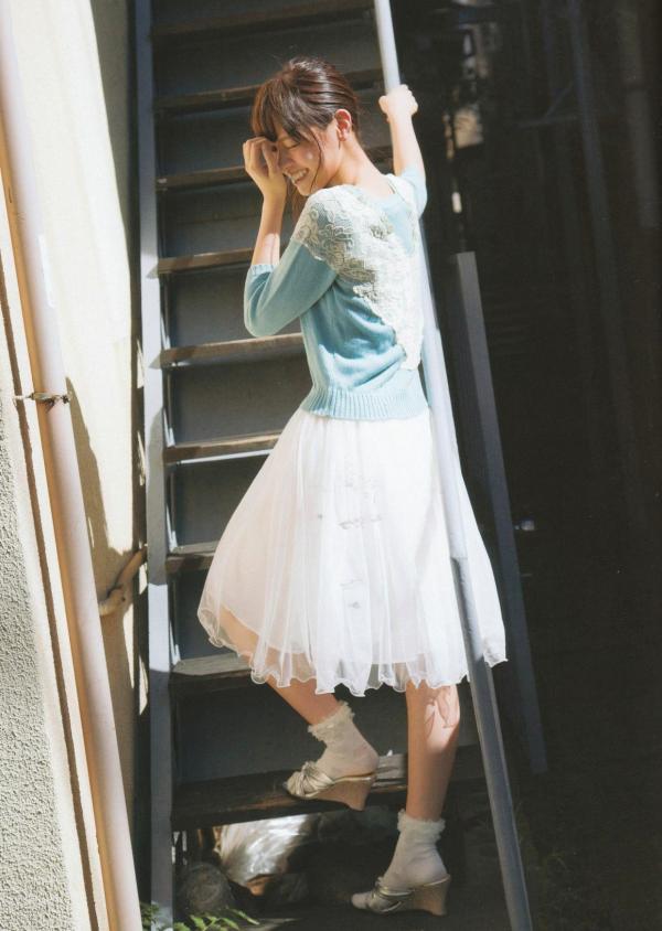    西野七濑《普段着》写真集：清纯少女海滩比基尼与文艺街拍，记录甜美治愈的日常瞬间第84张图片