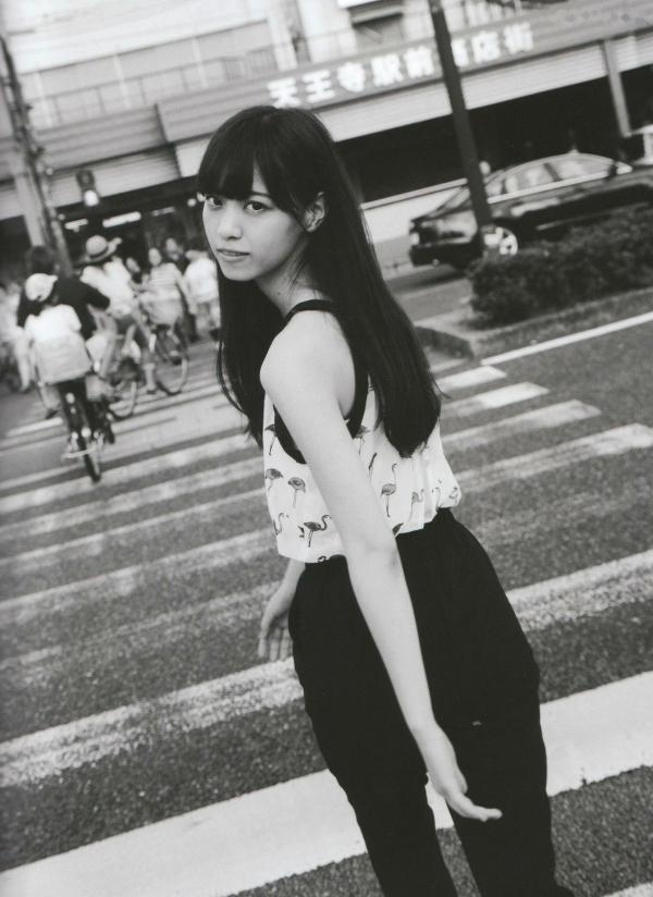    西野七濑《普段着》写真集：清纯少女海滩比基尼与文艺街拍，记录甜美治愈的日常瞬间第87张图片