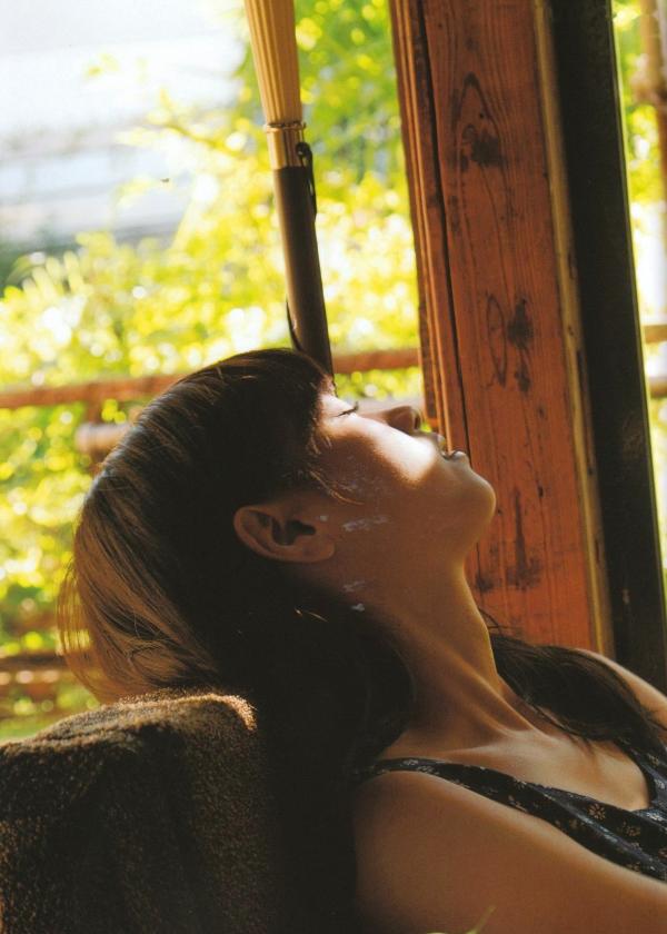    西野七濑《普段着》写真集：清纯少女海滩比基尼与文艺街拍，记录甜美治愈的日常瞬间第91张图片