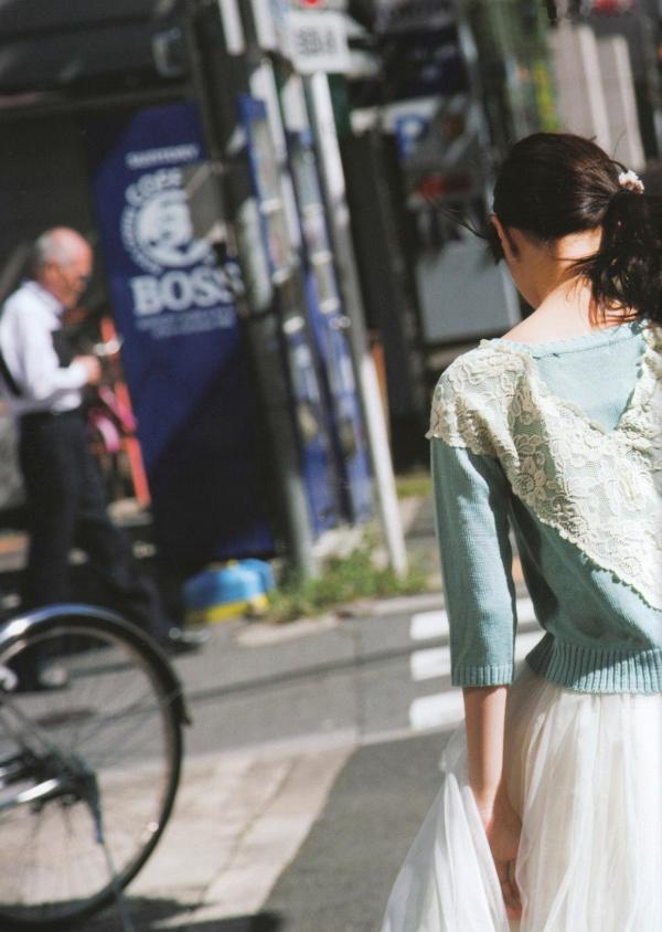    西野七濑《普段着》写真集：清纯少女海滩比基尼与文艺街拍，记录甜美治愈的日常瞬间第104张图片