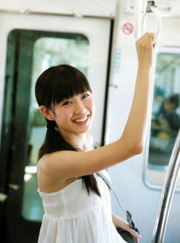    渡辺美优纪《みる神》写真集：清纯少女夏日泳池湿身、街头骑行与海边漫步，尽显元气治愈魅力，极具视觉美感的日系珍藏写真第3张图片