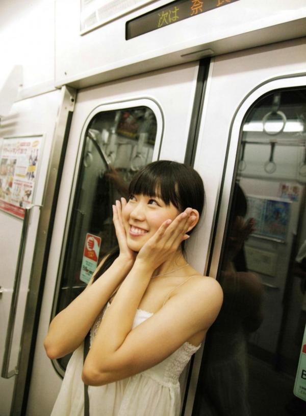    渡辺美优纪《みる神》写真集：清纯少女夏日泳池湿身、街头骑行与海边漫步，尽显元气治愈魅力，极具视觉美感的日系珍藏写真第4张图片