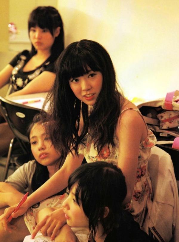   渡辺美优纪《みる神》写真集：清纯少女夏日泳池湿身、街头骑行与海边漫步，尽显元气治愈魅力，极具视觉美感的日系珍藏写真第12张图片