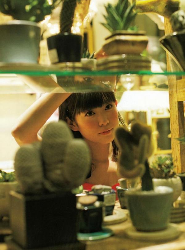    渡辺美优纪《みる神》写真集：清纯少女夏日泳池湿身、街头骑行与海边漫步，尽显元气治愈魅力，极具视觉美感的日系珍藏写真第14张图片